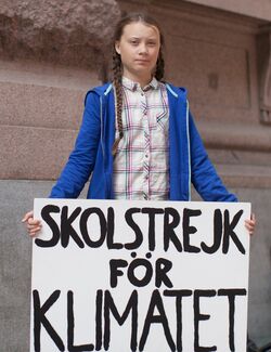 「気候のための学校ストライキ」を行うグレタ・トゥーンベリ（写真＝CC-BY-SA-4.0／Wikimedia Commons）