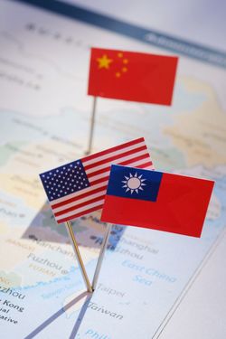 地図上に固定された台湾と米国、奥に中国の国旗