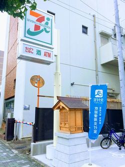 コンビニの駐車場にも地蔵堂が置かれている