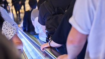 ｢片側を空けるために長蛇の列に並ぶ｣なんてバカらしい…｢エスカレーターの右側｣に1年間立ち続けた驚きの結果
