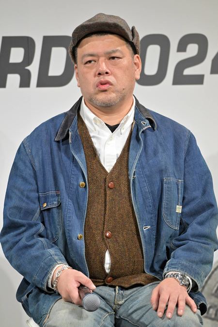 「第41回ベストジーニスト2024」を受賞した野性爆弾くっきー!(「べらぼう」の葛飾北斎役)、東京都品川区、2024年11月14日