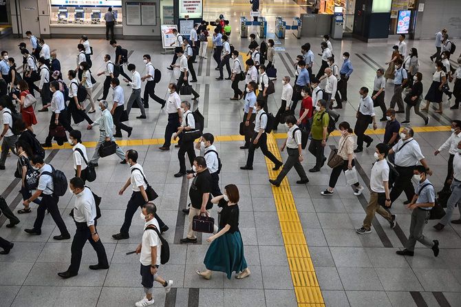 2020年8月17日、東京にて、早朝に通勤する人々。