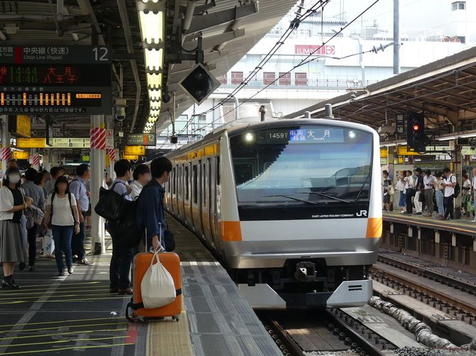 新宿駅に停車する中央線の快速列車