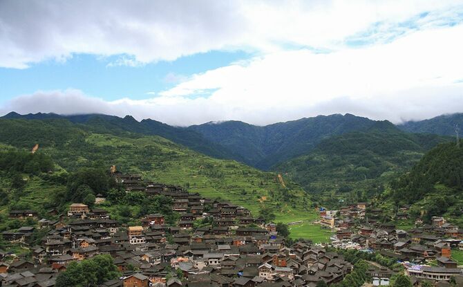 中国貴州省の曇りの日に西江銭湖ミャオ族の村をドローンで撮影