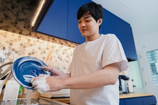 家事をしているアジア人の男