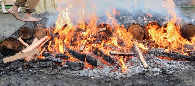 大阪、2015年1月2日:山寺での火災歩行式に参加する修食堂の開業者と一員。