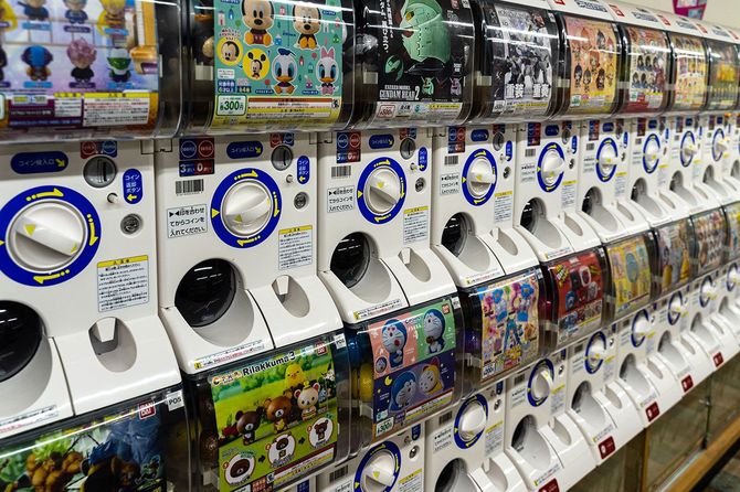 たくさん並ぶガシャポンの販売機