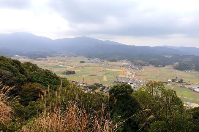 益富城より。左奥の稜線上に古処山城とその支城がある