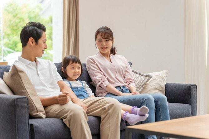 リビングのソファで過ごす家族