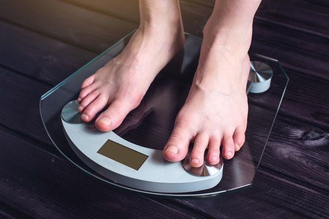 体重計に乗っている人の足元
