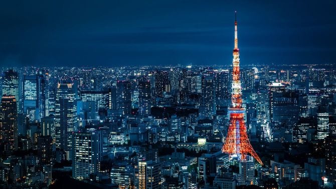 東京の夜の街並み
