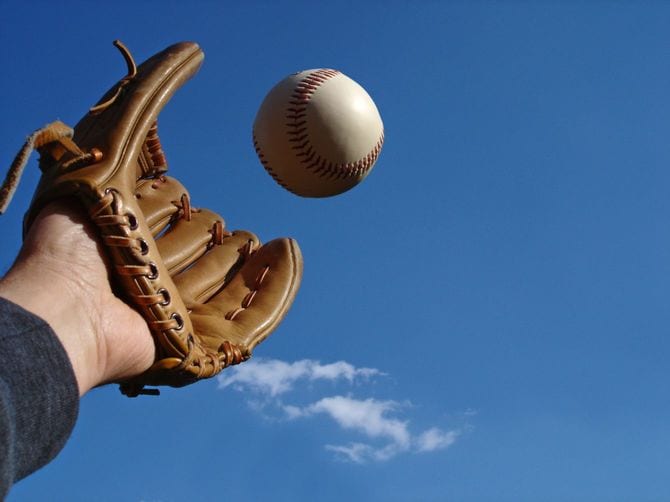 青空の下、キャッチボール