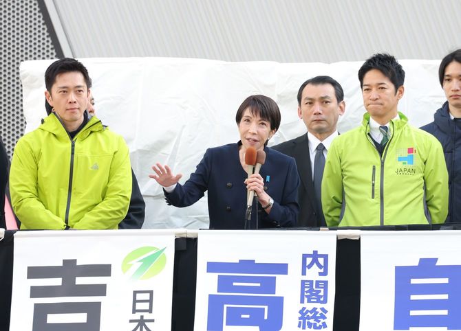 第51回衆院選が公示され、第一声を上げる高市早苗首相（自民党総裁・中央）。左は日本維新の会の吉村洋文代表、右は藤田文武共同代表＝2026年1月27日午前、東京・秋葉原駅前