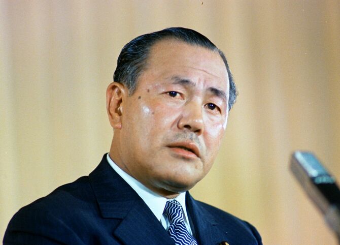 自民党総裁に選ばれ、記者会見をする田中角栄氏=1972(昭和47)年7月5日、自民党本部