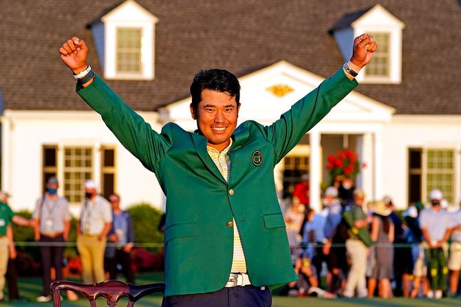 グリーンジャケットを着て喜ぶ松山英樹＝2021年4月11日、オーガスタ