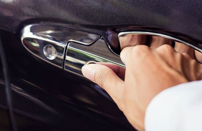 車のドアを開ける人の手元