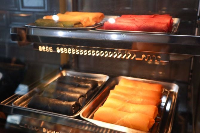 ホットケース用の春巻きの皮には無数の小さな穴が空いており、そこから蒸気を逃すことで、パリパリ食感を維持している