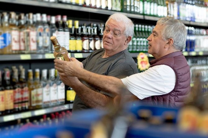 ウオッカを選ぶ年配の男性