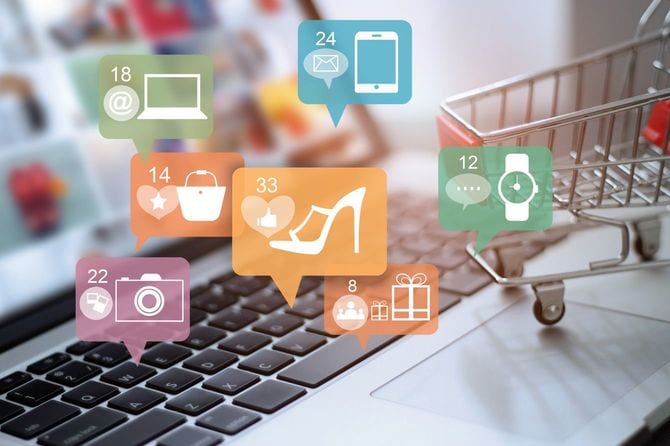 沢山の吹き出しの中に商品のアイコンと数字、オンライン マーケティングおよび支払の概念