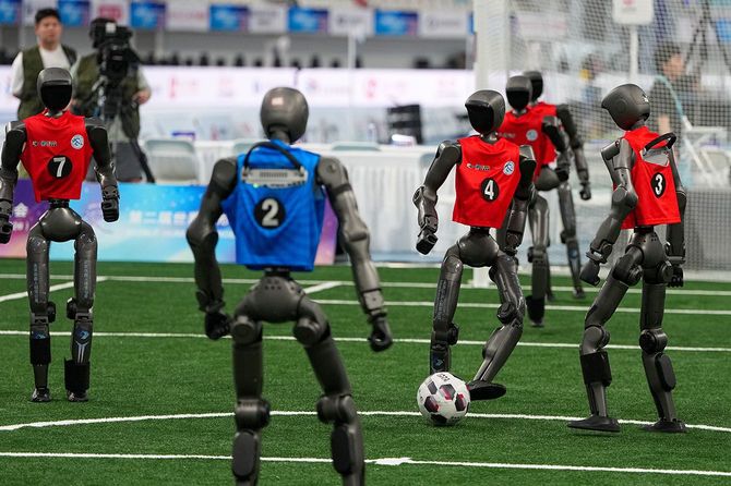 2026年8月25日、5対5大型ロボットサッカー準決勝に臨む清華大学火神チームの人型ロボット(赤服)