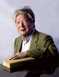 <strong>丸谷才一</strong>●1925年、山形県鶴岡市生まれ。東京大学英文科卒。64年に『ユリシーズ』の共訳で注目され、その後は小説『笹まくら』(66年)で芥川賞、『たった一人の反乱』(72年)で谷崎潤一郎賞を受賞。評論でも『後鳥羽院』(73年)で読売文学賞、『忠臣蔵とは何か』(85年)で野間文芸賞を受賞するなど常に一線で活躍している。