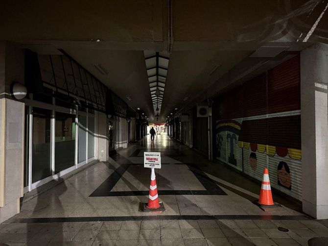 夜18時30分頃の藤が丘ショッピングセンターの様子。通路は灯りのないトンネルのようである