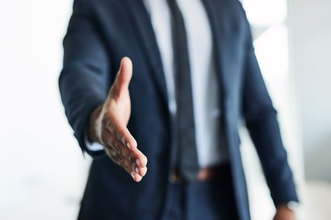 握手を求めるビジネスマン