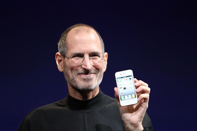2010年、「iPhone4」を発表するスティーブ・ジョブズ。