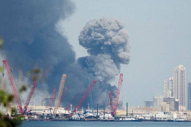 バーレーンの首都マナマで立ち上る黒煙＝2026年2月28日