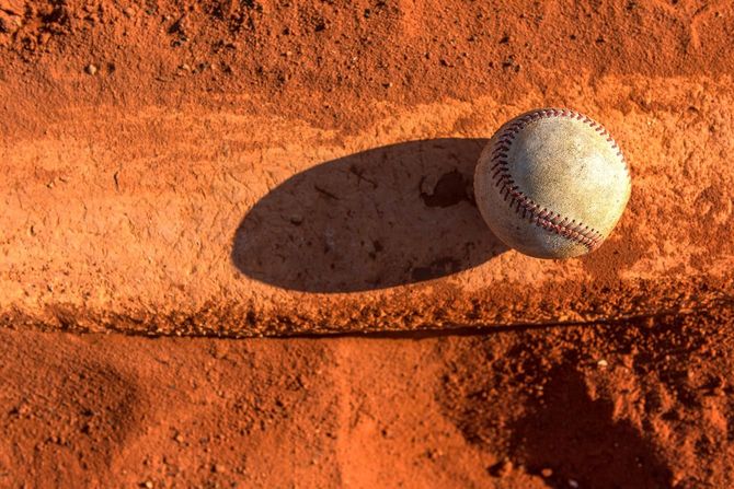 マウンドに転がっている野球ボール