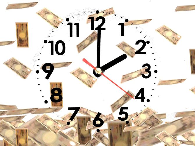 宙に舞う一万円札と時計