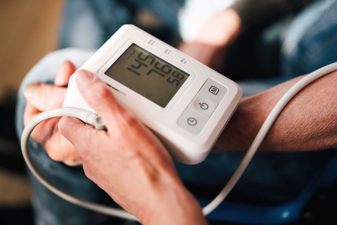 血圧と心拍数を計測中