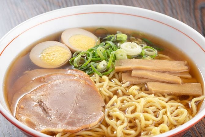 テーブルの上の熱い醤油ラーメン
