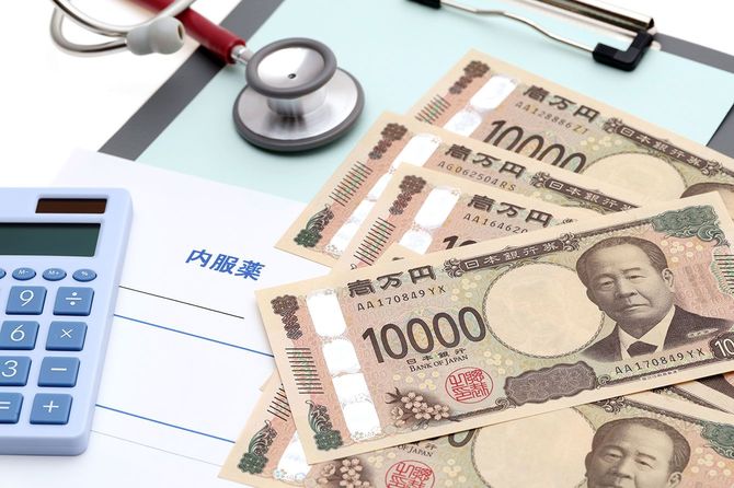 数枚の1万円札と聴診器