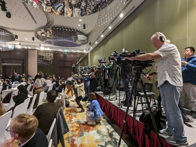 欧米メディアの取材チームの姿も目立った（1月11日、国際記者会見場にて）