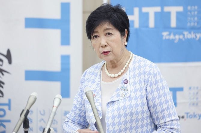 夏の水道基本料金の無償化について、記者団の質問に答える東京都の小池百合子知事＝2025年5月20日、東京都新宿区