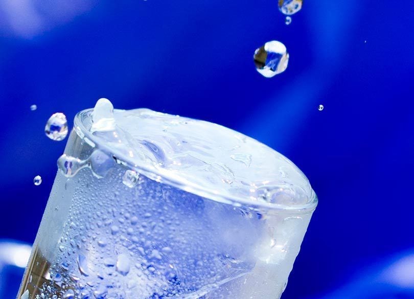 「コップの水」を飲む人は、富裕層になれない 「みっともなく生きる」習慣が大事