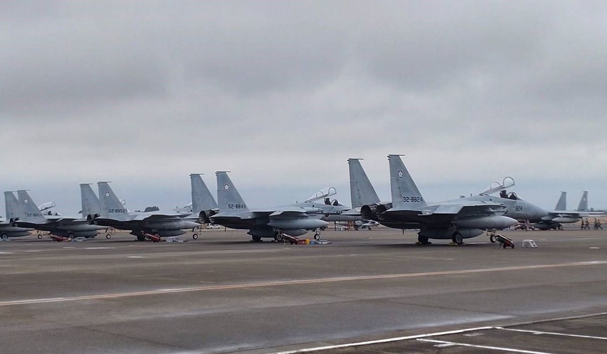 F15戦闘機が並ぶ航空自衛隊新田原基地