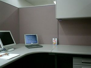 会社員時代（外資コンサル）の筆者のデスク周り。よく退社（転職）したものと勘違いされていた。