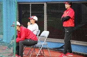 選手の一挙手一投足を真剣な表情で見守る宇津木監督　写真＝日本ソフトボール協会提供