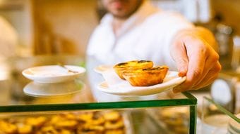 いったい何度カフェに入ったら気がすむのか…1日7回コーヒー休憩しても日本の2倍超の経済成長をしている国