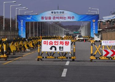 南北がにらみ合う