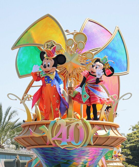 報道公開された東京ディズニーランド開園40周年のパレード「ディズニー・ハーモニー・イン・カラー」＝2023年4月10日、千葉県浦安市