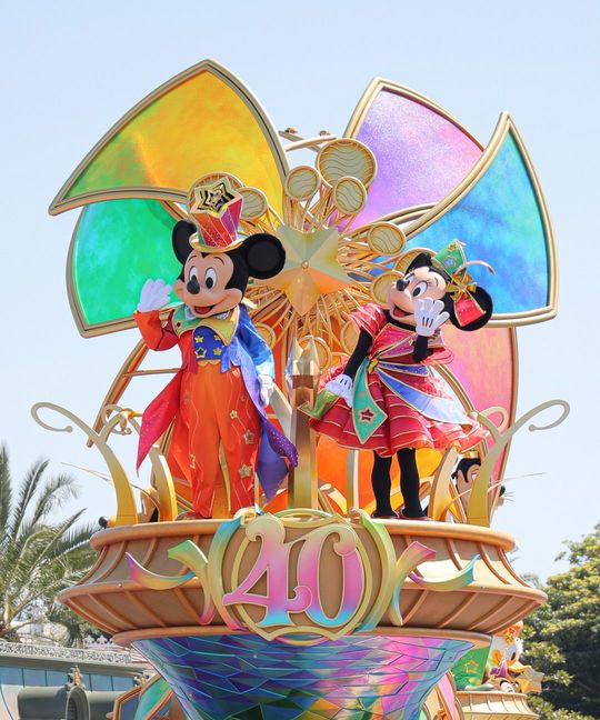 報道公開された東京ディズニーランド開園40周年のパレード「ディズニー・ハーモニー・イン・カラー」＝2023年4月10日、千葉県浦安市