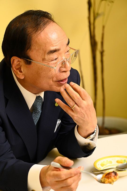 「ミラノ風ドリアと赤ワインはとてもよく合うんだよ」と語る正垣会長