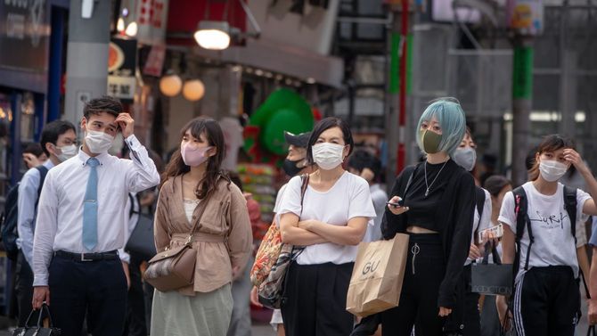 2020年6月10日、渋谷のスクランブル交差点を待つ人々はマスクを着用している