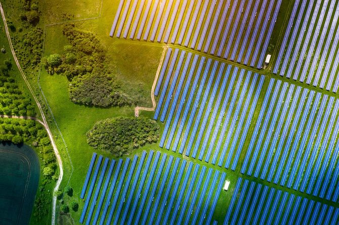 田舎の風景の太陽電池エネルギー農場の上空ビュー