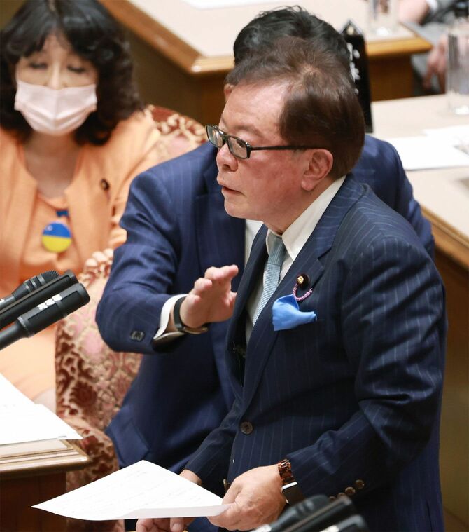 参院予算委員会でマスクを外して質問する日本維新の会の猪瀬直樹氏＝2022年10月20日、国会内