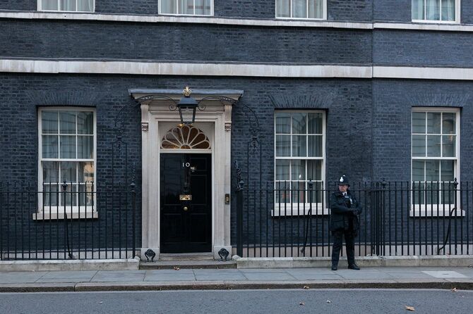 ロンドン、イギリス - 2016年11月28日:英国首相の住居であるロンドンの10ダウニングストリートの前の警備員。