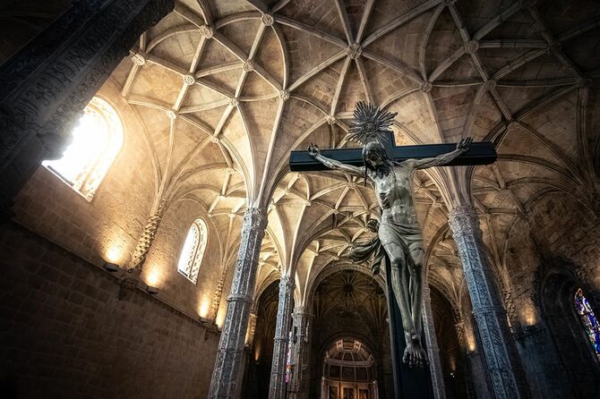 リスボンのサンタ・マリア・デ・ベレン教会内の十字架につけられたキリスト、ポルトガル